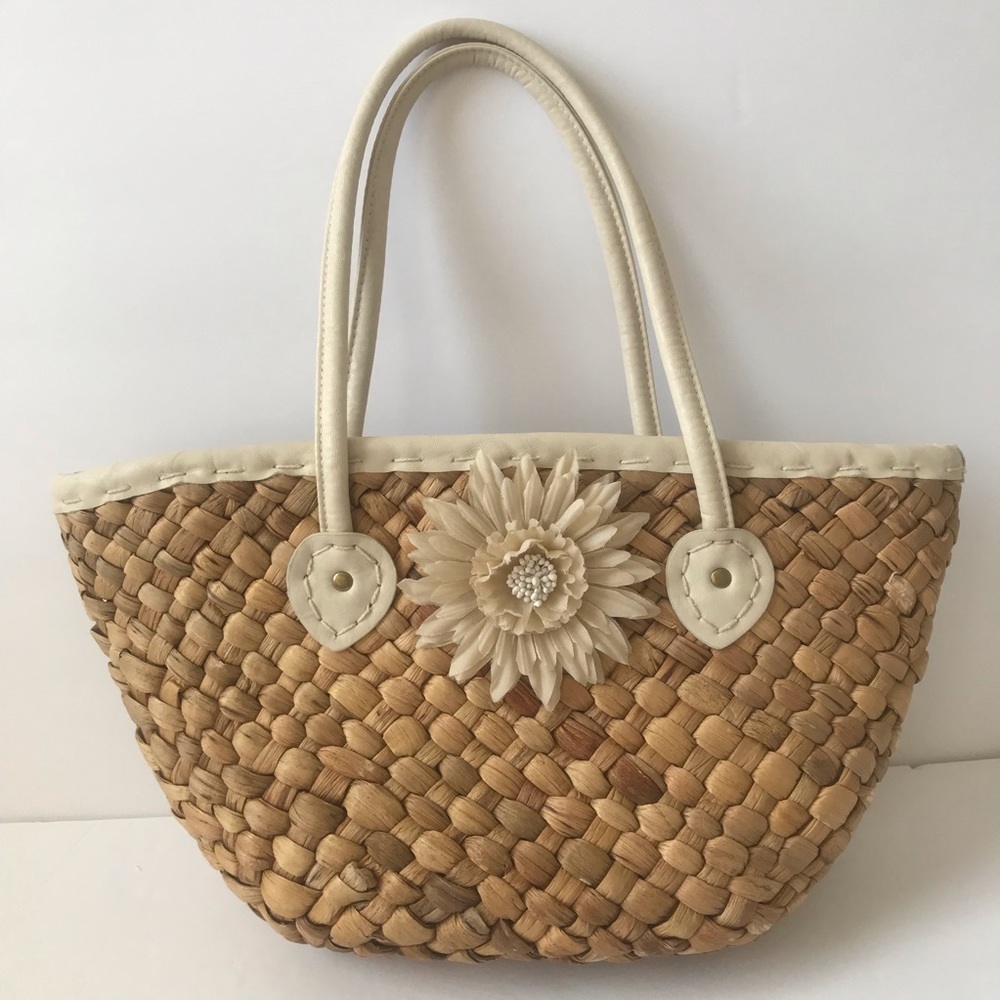 Straw purse w/ cream‎ flower